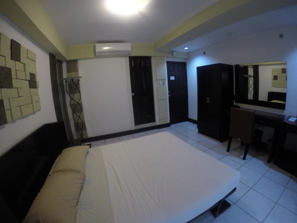 Urban Inn Iloilo Powered By Cocotel Екстериор снимка